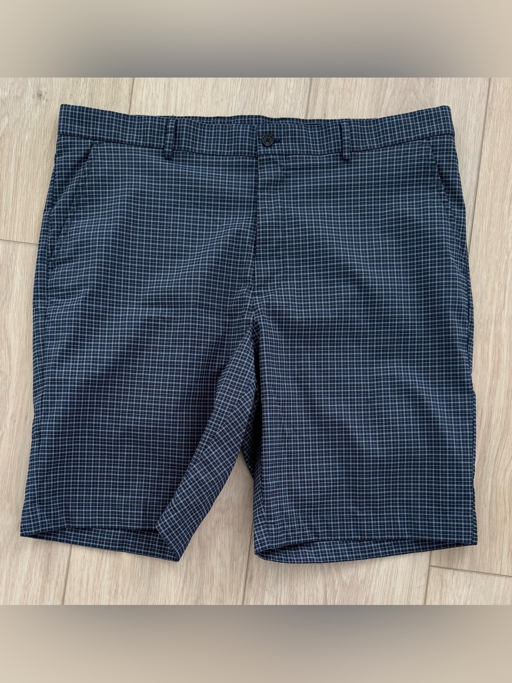 Greg Norman Men’s 38 waist navy blue plaid flat front golf shorts 10” inseam